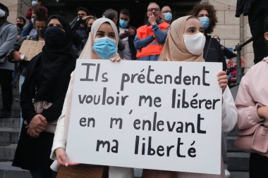 Brüksel, Belçika. 5 Temmuz 2020. Protestocular, üniversitelerde türban kullanımını yasaklamak amacıyla Belçika Anayasa Mahkemesi 'nin kararına karşı düzenlenen yürüyüşe katıldılar.