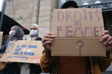 Brüksel, Belçika. 5 Temmuz 2020. Protestocular, üniversitelerde türban kullanımını yasaklamak amacıyla Belçika Anayasa Mahkemesi 'nin kararına karşı düzenlenen yürüyüşe katıldılar.