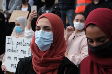 Brüksel, Belçika. 5 Temmuz 2020. Protestocular, üniversitelerde türban kullanımını yasaklamak amacıyla Belçika Anayasa Mahkemesi 'nin kararına karşı düzenlenen yürüyüşe katıldılar.