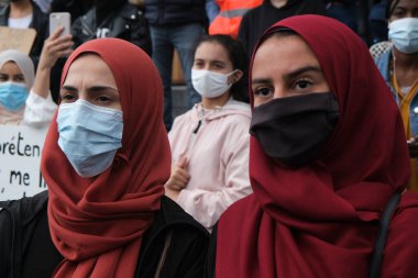 Brüksel, Belçika. 5 Temmuz 2020. Protestocular, üniversitelerde türban kullanımını yasaklamak amacıyla Belçika Anayasa Mahkemesi 'nin kararına karşı düzenlenen yürüyüşe katıldılar.
