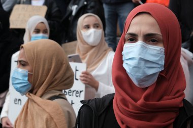 Brüksel, Belçika. 5 Temmuz 2020. Protestocular, üniversitelerde türban kullanımını yasaklamak amacıyla Belçika Anayasa Mahkemesi 'nin kararına karşı düzenlenen yürüyüşe katıldılar.
