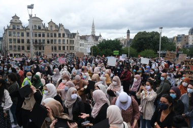 Brüksel, Belçika. 5 Temmuz 2020. Protestocular, üniversitelerde türban kullanımını yasaklamak amacıyla Belçika Anayasa Mahkemesi 'nin kararına karşı düzenlenen yürüyüşe katıldılar.