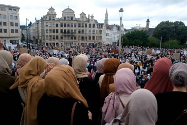Brüksel, Belçika. 5 Temmuz 2020. Protestocular, üniversitelerde türban kullanımını yasaklamak amacıyla Belçika Anayasa Mahkemesi 'nin kararına karşı düzenlenen yürüyüşe katıldılar.