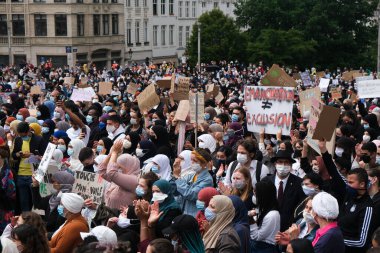 Brüksel, Belçika. 5 Temmuz 2020. Protestocular, üniversitelerde türban kullanımını yasaklamak amacıyla Belçika Anayasa Mahkemesi 'nin kararına karşı düzenlenen yürüyüşe katıldılar.