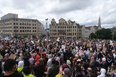 Brüksel, Belçika. 5 Temmuz 2020. Protestocular, üniversitelerde türban kullanımını yasaklamak amacıyla Belçika Anayasa Mahkemesi 'nin kararına karşı düzenlenen yürüyüşe katıldılar.