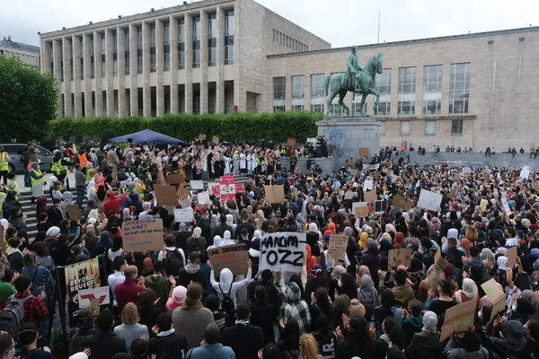 ベルギーのブリュッセル 2020年7月5日 抗議者は 大学での頭部のスカーフの使用を禁止するベルギーの憲法裁判所規則に対する集会に参加する — ストック写真