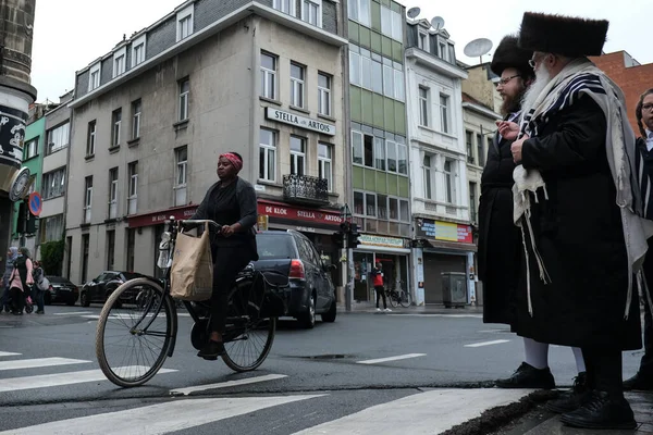 Члены Ультраортодоксальной Еврейской Общины Возвращаются Синагоги После Богослужения Антверпене Бельгия — стоковое фото