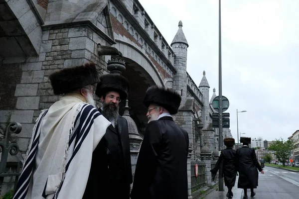 Medlemmar Det Ultrakortodoxa Judiska Samfundet Återvänder Från Synagogan Efter Religionstjänst — Stockfoto