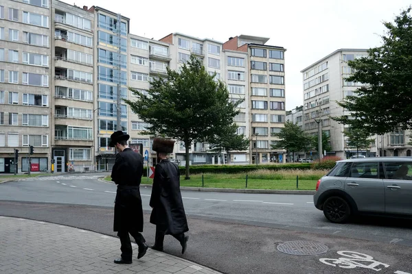 Medlemmar Det Ultrakortodoxa Judiska Samfundet Återvänder Från Synagogan Efter Religionstjänst — Stockfoto