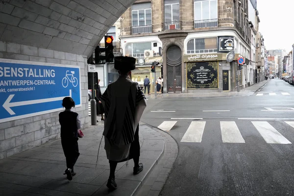 Członkowie Ultraortodoksyjnej Społeczności Żydowskiej Wracają Synagogi Nabożeństwie Religijnym Antwerpii Belgii — Zdjęcie stockowe