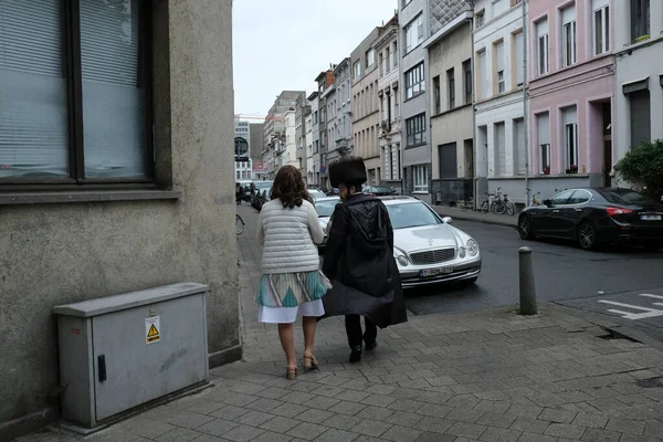 Członkowie Ultraortodoksyjnej Społeczności Żydowskiej Wracają Synagogi Nabożeństwie Religijnym Antwerpii Belgii — Zdjęcie stockowe