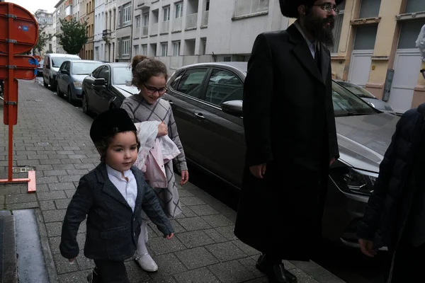 Medlemmar Det Ultrakortodoxa Judiska Samfundet Återvänder Från Synagogan Efter Religionstjänst — Stockfoto