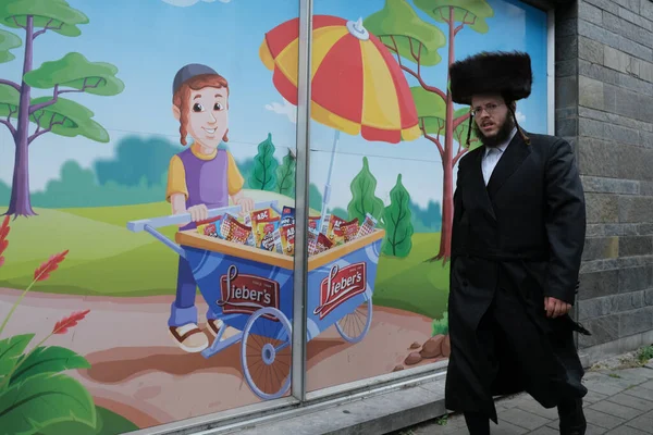 Membri Della Comunità Ebraica Ultra Ortodossa Camminano Davanti Supermercato Kosher — Foto Stock