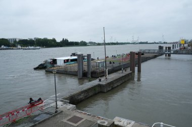 4 Temmuz 2020 'de Belçika' nın Antwerp limanında bir nehir teknesi..