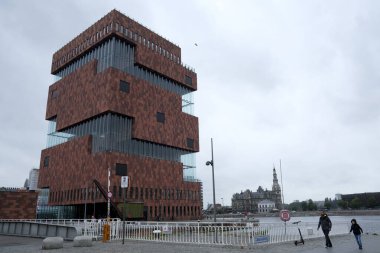 4 Temmuz 2020 'de Belçika' nın Antwerp ilinin Eilandje ilçesinde yer alan Scheldt nehri boyunca yer alan müzenin dış görünüşü.