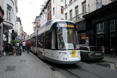 Tramvay 4 Temmuz 2020 'de Belçika, Antwerp' in merkez sokağına doğru yola çıktı..