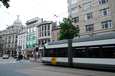 Tramvay 4 Temmuz 2020 'de Belçika, Antwerp' in merkez sokağına doğru yola çıktı..
