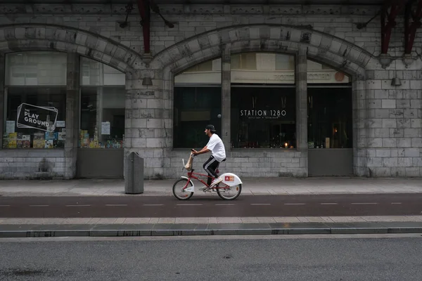 Ένας Άνδρας Κάνει Ποδήλατο Στον Κεντρικό Δρόμο Της Αμβέρσας Βέλγιο — Φωτογραφία Αρχείου