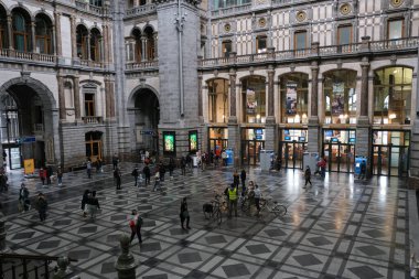 4 Temmuz 2020 'de Belçika' nın Antwerp kentindeki bir tren istasyonunda gezginler.