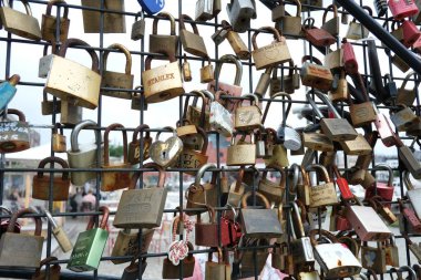 4 Temmuz 2020 'de Belçika' nın Antwerp limanında turistler tarafından çitlere konulan aşk kilitleri