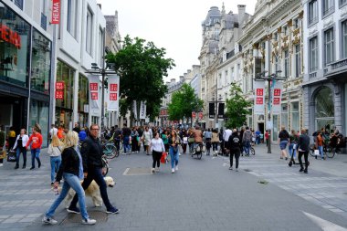 Antwerp, Belçika 'nın Antwerp kentindeki ana alışveriş caddesi olan Meir Caddesi' nde 4 Temmuz 2020 'de yayalar yürüyor..