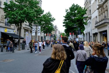 Antwerp, Belçika 'nın Antwerp kentindeki ana alışveriş caddesi olan Meir Caddesi' nde 4 Temmuz 2020 'de yayalar yürüyor..