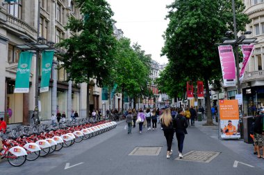 Antwerp, Belçika 'nın Antwerp kentindeki ana alışveriş caddesi olan Meir Caddesi' nde 4 Temmuz 2020 'de yayalar yürüyor..