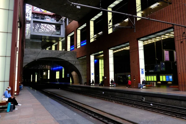 Viaggiatori Indossano Una Maschera Una Stazione Ferroviaria Anversa Belgio Luglio — Foto Stock