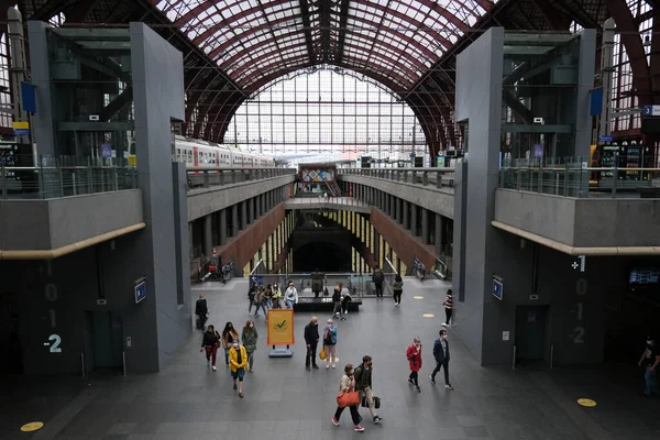 Les Voyageurs Portent Masque Facial Dans Une Gare Ferroviaire Anvers — Photo