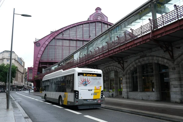 2020年7月4日在比利时安特卫普中心大街的公共汽车 — 图库照片