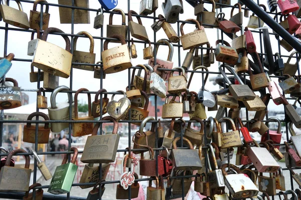 4 Temmuz 2020 'de Belçika' nın Antwerp limanında turistler tarafından çitlere konulan aşk kilitleri