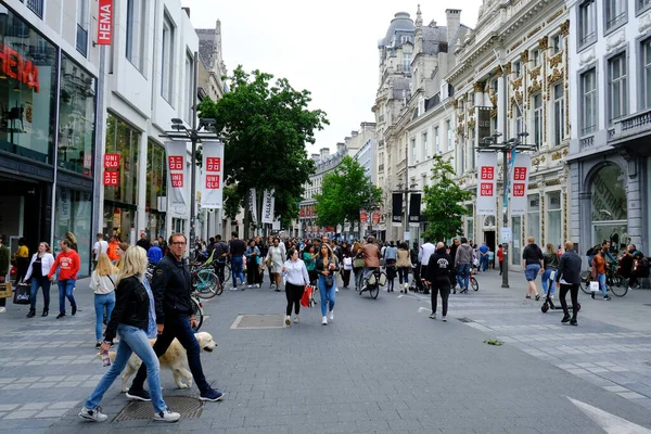 Antwerp, Belçika 'nın Antwerp kentindeki ana alışveriş caddesi olan Meir Caddesi' nde 4 Temmuz 2020 'de yayalar yürüyor..
