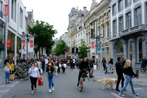 Antwerp, Belçika 'nın Antwerp kentindeki ana alışveriş caddesi olan Meir Caddesi' nde 4 Temmuz 2020 'de yayalar yürüyor..