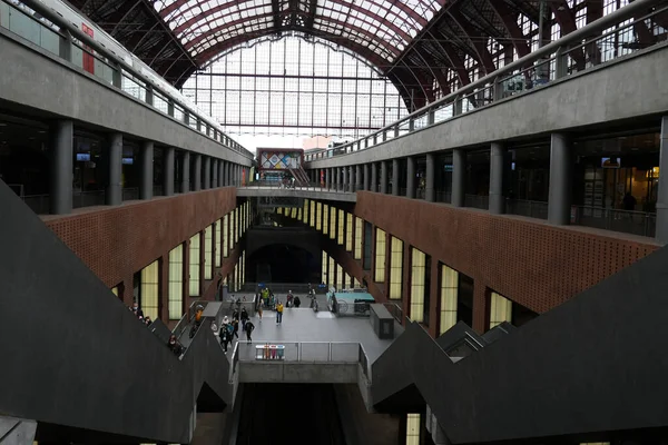 Voyageurs Dans Une Gare Ferroviaire Anvers Belgique Juillet 2020 — Photo