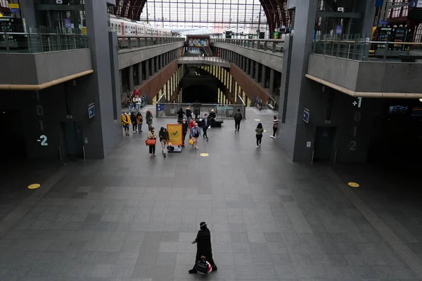 Reisende Einem Bahnhof Antwerpen Belgien Juli 2020 — Stockfoto