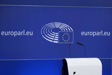 8 Temmuz 2020 'de Brüksel, Belçika' daki Avrupa Parlamentosu 'nda AB ve Podyum FLag' ı