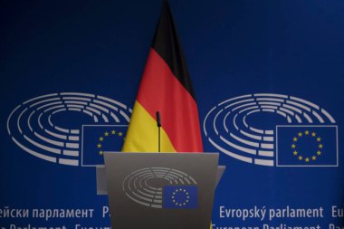 Brüksel, Belçika. 8 Temmuz 2020. Avrupa Parlamentosu 'nda AB ve Alman bayrağı.