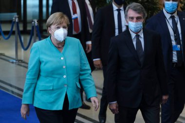 Almanya Başbakanı Angela Merkel ve Avrupa Parlamentosu Başkanı David Sassoli 8 Temmuz 2020 'de Brüksel, Belçika' daki Avrupa Parlamentosu 'nda düzenlenen ortak basın toplantısına katıldılar.. 