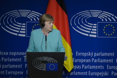 Almanya Başbakanı Angela Merkel ve Avrupa Parlamentosu Başkanı David Sassoli 8 Temmuz 2020 'de Brüksel, Belçika' daki Avrupa Parlamentosu 'nda düzenlenen ortak basın toplantısına katıldılar.. 