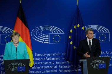 Almanya Başbakanı Angela Merkel ve Avrupa Parlamentosu Başkanı David Sassoli 8 Temmuz 2020 'de Brüksel, Belçika' daki Avrupa Parlamentosu 'nda düzenlenen ortak basın toplantısına katıldılar.. 