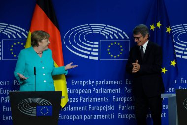 Almanya Başbakanı Angela Merkel ve Avrupa Parlamentosu Başkanı David Sassoli 8 Temmuz 2020 'de Brüksel, Belçika' daki Avrupa Parlamentosu 'nda düzenlenen ortak basın toplantısına katıldılar.. 