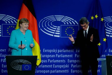 Almanya Başbakanı Angela Merkel ve Avrupa Parlamentosu Başkanı David Sassoli 8 Temmuz 2020 'de Brüksel, Belçika' daki Avrupa Parlamentosu 'nda düzenlenen ortak basın toplantısına katıldılar.. 