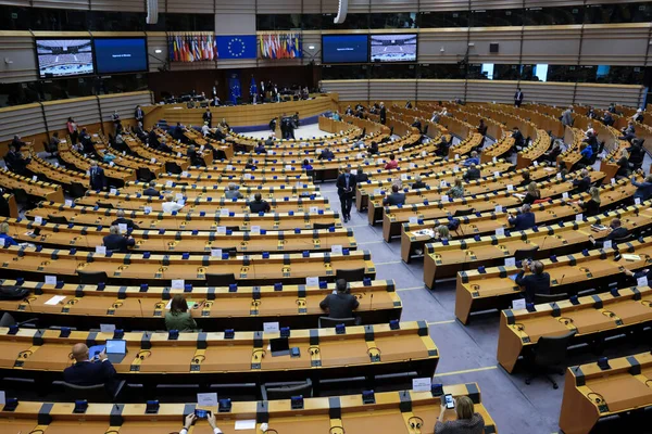 ドイツのアンジェラ メルケル首相は 2020年7月8日 ベルギーのブリュッセルで開催された欧州議会での全体会議で会議室に対処します — ストック写真