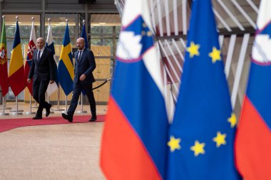 Slovenya Başbakanı Janez Jansa, 9 Temmuz 2020 'de Brüksel, Belçika' daki Avrupa Konseyi binasında gerçekleşen toplantı öncesinde Avrupa Konseyi Başkanı Charles Michel ile birlikte yürüdü. 