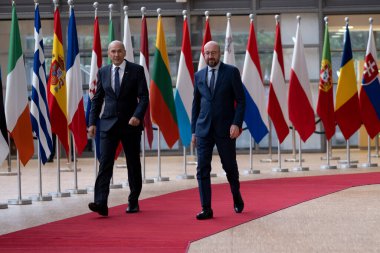 Slovenya Başbakanı Janez Jansa, 9 Temmuz 2020 'de Brüksel, Belçika' daki Avrupa Konseyi binasında gerçekleşen toplantı öncesinde Avrupa Konseyi Başkanı Charles Michel ile birlikte yürüdü. 