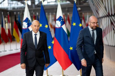 Slovenya Başbakanı Janez Jansa, 9 Temmuz 2020 'de Brüksel, Belçika' daki Avrupa Konseyi binasında gerçekleşen toplantı öncesinde Avrupa Konseyi Başkanı Charles Michel ile birlikte yürüdü. 