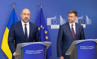 Ukrayna Başbakanı Denys Şmyhal 23 Temmuz 2020 'de Brüksel' deki Avrupa Komisyonu genel merkezinde AB Komiseri Valdis Dombrovski ile ortak bir açıklama yaptı.. 