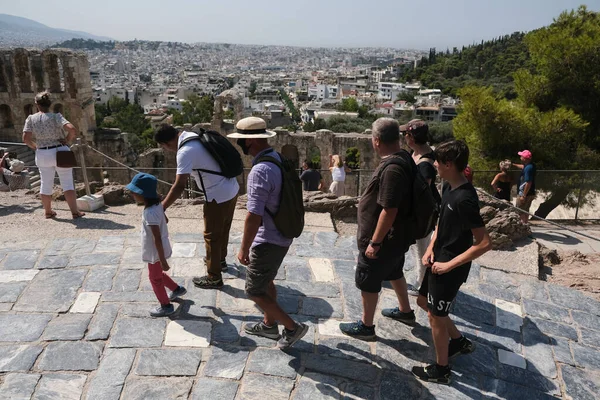 Turister Med Ansiktsmask Står Framför Parthenon Templet När Akropolis Arkeologiska — Stockfoto