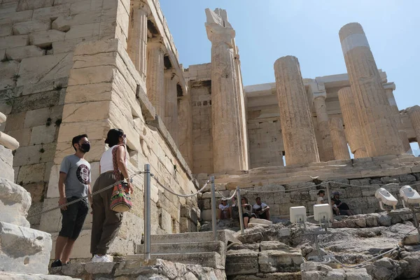 Arcmaszkot Viselő Turisták Állnak Parthenon Templom Előtt Ahogy Akropolisz Régészeti — Stock Fotó