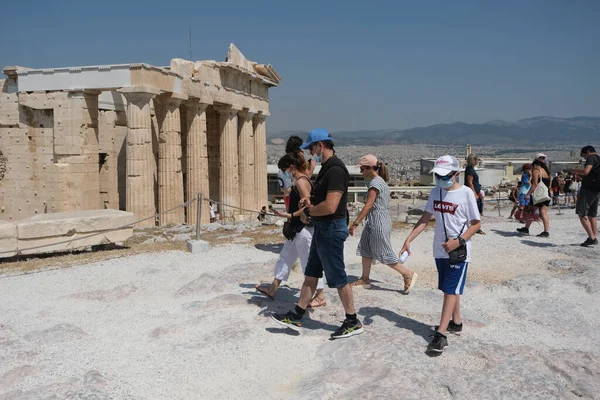 Arcmaszkot Viselő Turisták Állnak Parthenon Templom Előtt Ahogy Akropolisz Régészeti — Stock Fotó